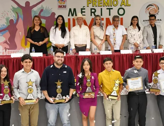 Jonathan Eduardo López y Jonathan Soberanes reciben Premio al Mérito Juvenil en Angostura