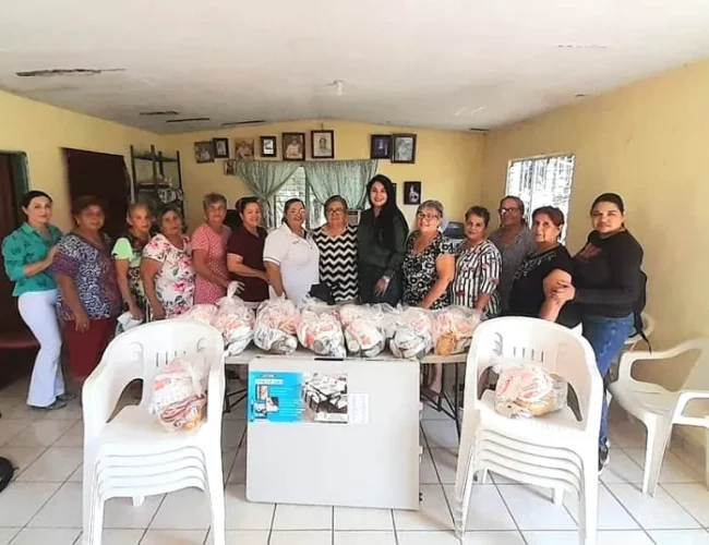 DIF Angostura apoya con mobiliario y despensas al grupo de la Tercera Edad de la comunidad El Llano