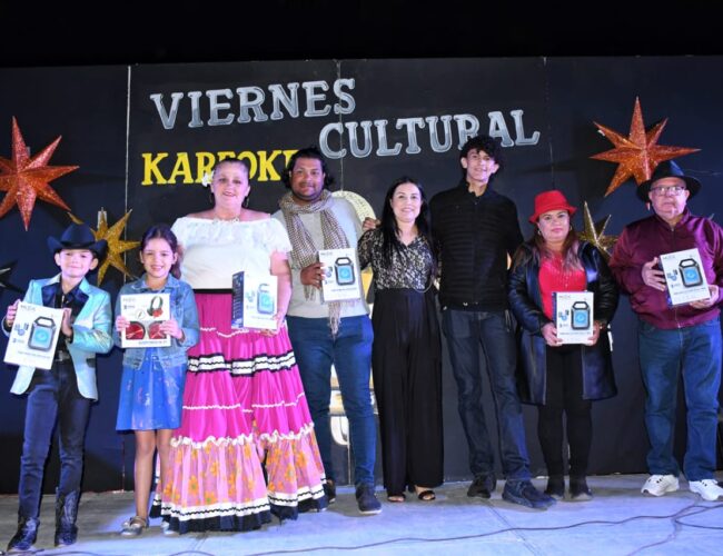 Evelin Lizbeth García Palma, indiscutible ganadora en la gran final del Karaoke del Viernes Cultural