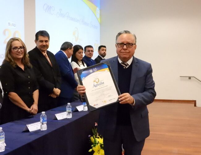 La Facultad de Contaduría y Administración entrega el premio Águila FCA al destacado académico Francisco Álvarez Cordero