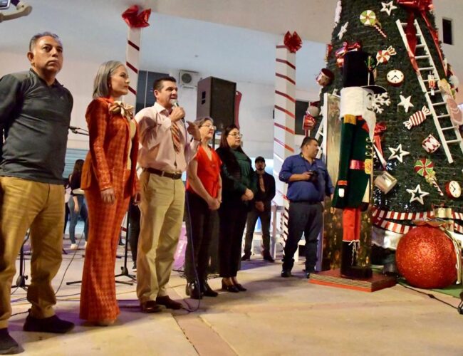 Con el encendido del árbol, llega la magia de la Navidad a Salvador Alvarado