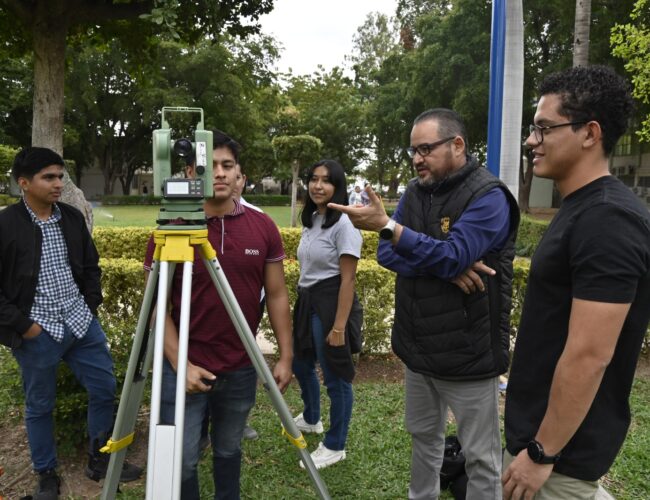 Alumno colombiano busca orientarse con especialistas de la Nueva Universidad por medio del Programa de Movilidad Estudiantil