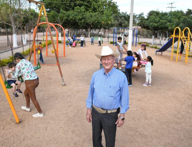 Alcalde, Miguel Ángel Angulo Acosta, entrega obra de parque infantil en Estación Acatita