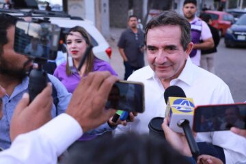 Me encuentro en México para recibir la constancia que me acredita como candidato oficial y trabajar fuerte para llegar a la diputación federal