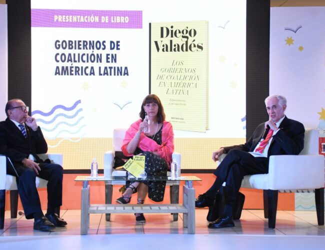 Diego Valadés presenta libro en la FeliUAS 2024 sobre la tendencia a la formación de gobiernos de coalición en América Latina