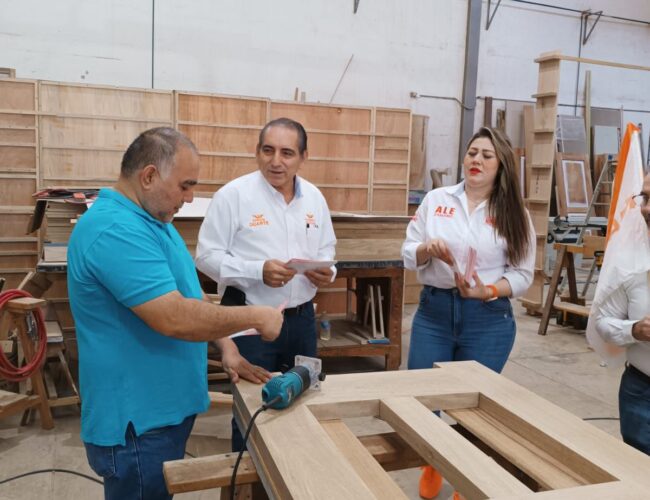 Reciben a Efraín Duarte y Ale Zámano en carpintería Carvy