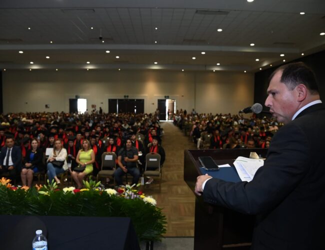 Comprometidos a defender a la UAS y ejercer con responsabilidad su profesión, se gradúan 308 estudiantes de la Facultad de Derecho Mazatlán