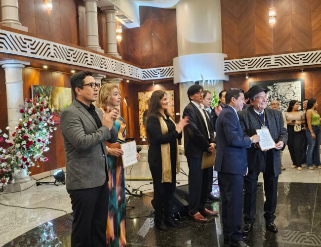 El artista Jorge Luis Hurtado representó a la UAS como jurado internacional del Premio de Pintura Huaylá Salón de Junio Machala 2024, en Ecuador