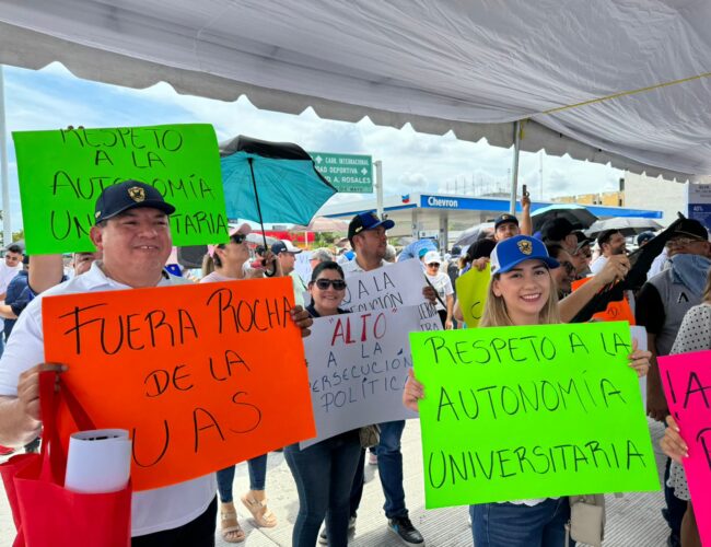 Al grito de “Fuera Rocha”, universitarios se manifestaron ante el Gobernador en Los Mochis para exigir respeto a la autonomía de la UAS